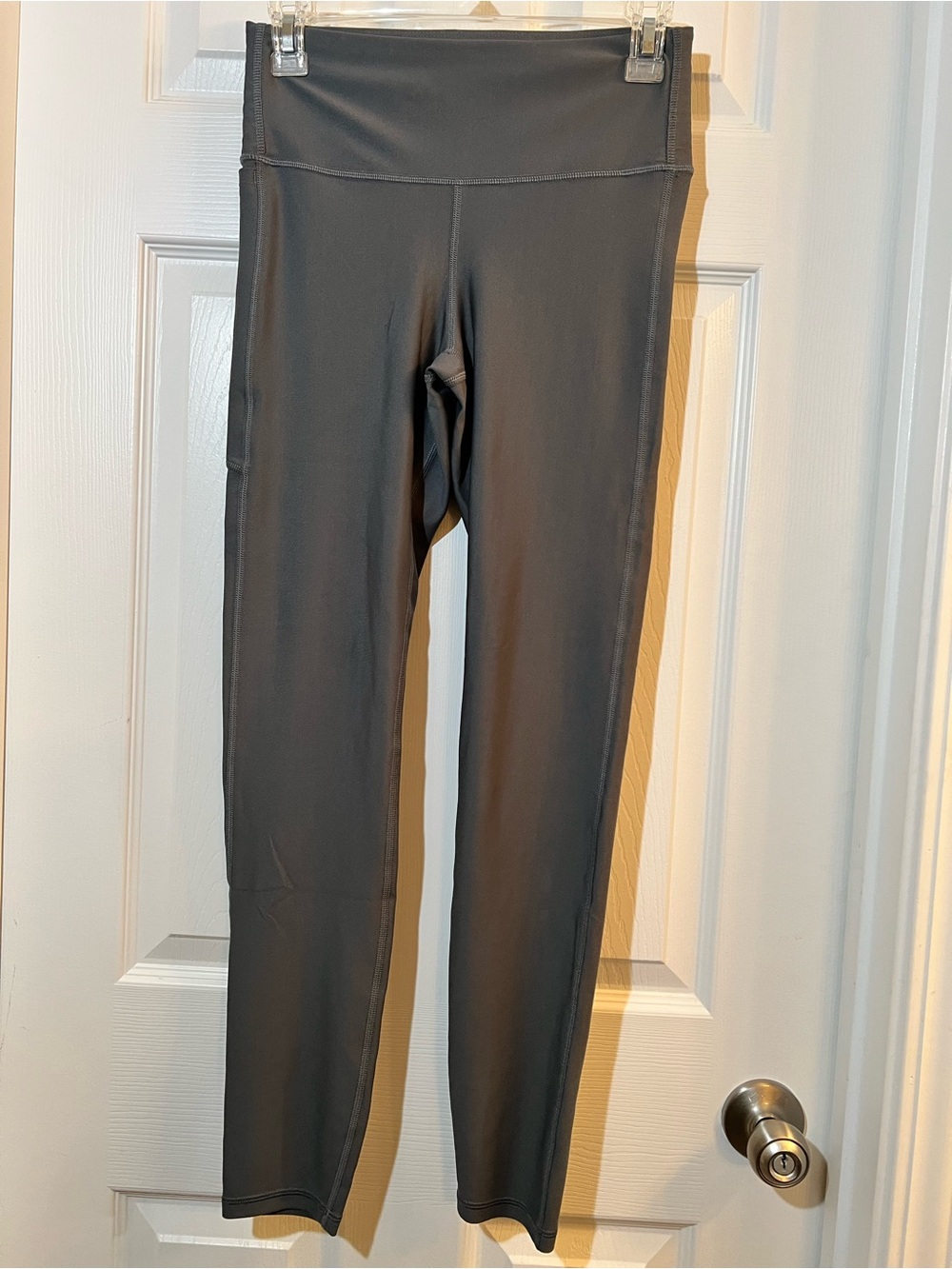 🦋 NWOT Under Armour Gray High-Waist compression Leggings size medium